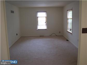 35 Wedgewood Road Newark, DE 19711 - Photo 2 of 12 Living Room