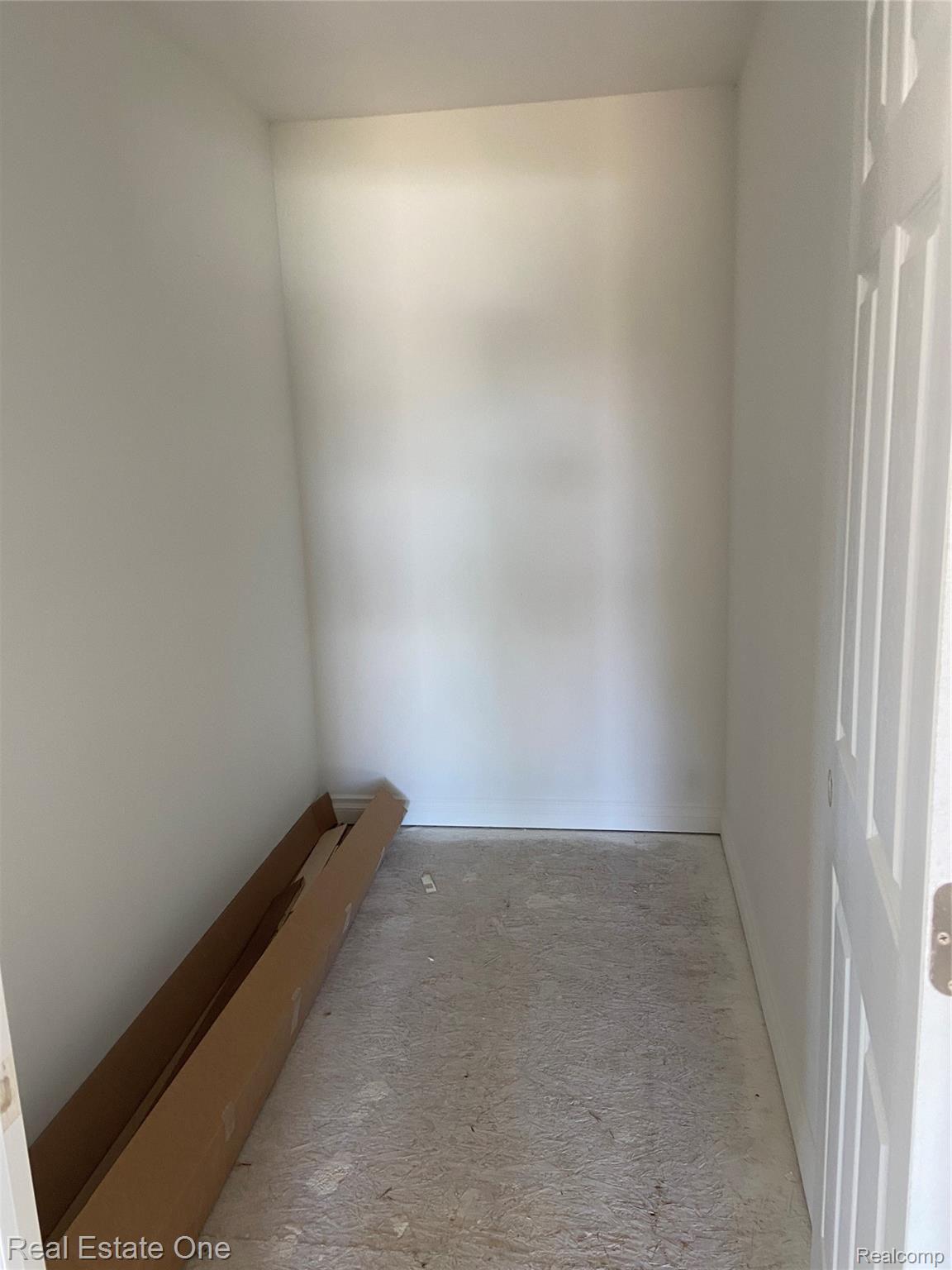 607 6th Street Fenton, MI 48430 - Photo 17 of 20 WALK IN CLOSET IN MASTER BEDROOM*
