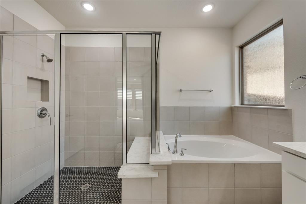 16476 Ryder Rock Road Frisco, TX 75033 - Photo 27 of 40 Drop down custom shower with seat