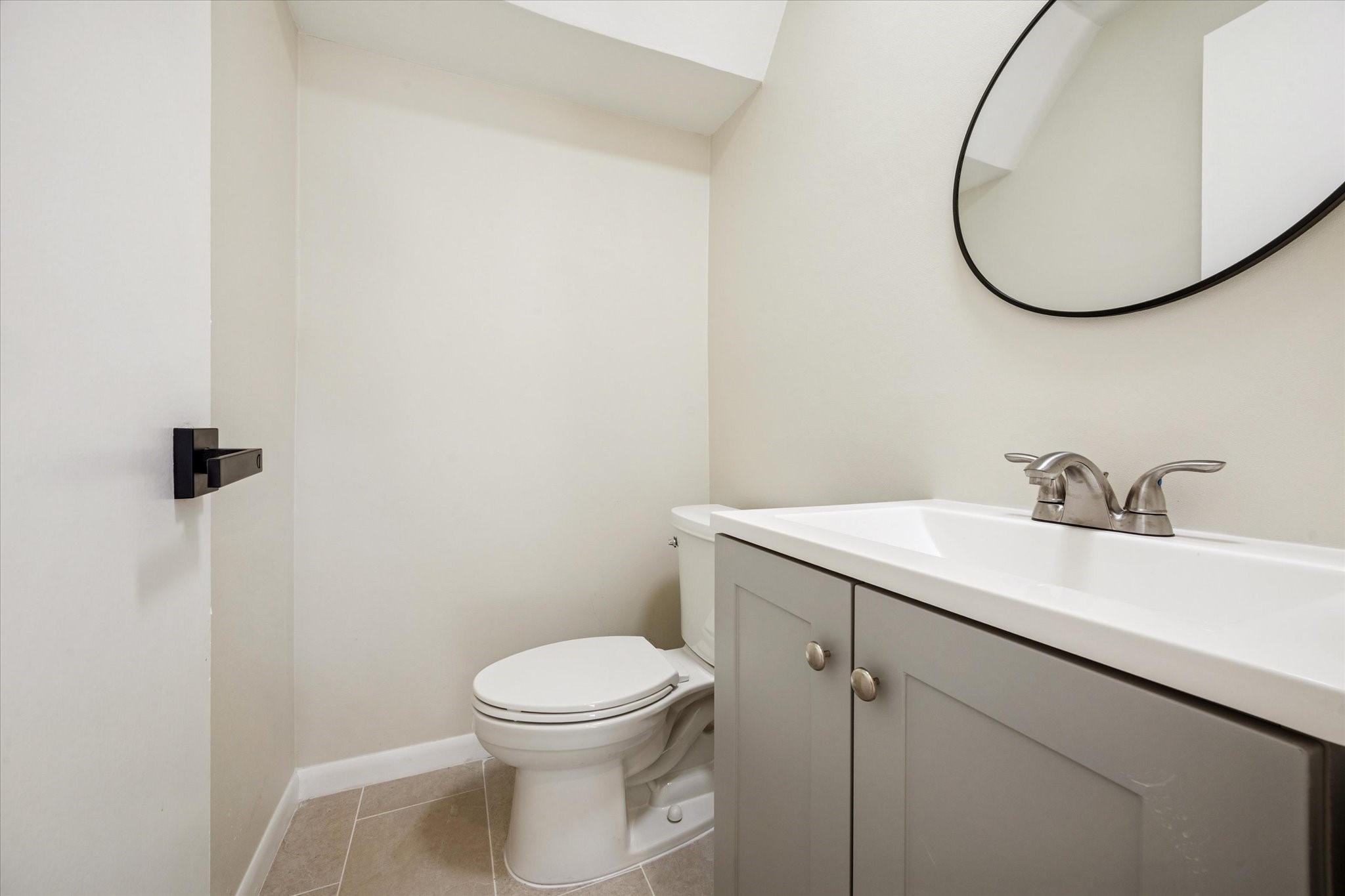 2100 Tanglewilde Street, Unit 195 Houston, TX 77063 - Photo 12 of 34 a bathroom with a toilet a sink and mirror