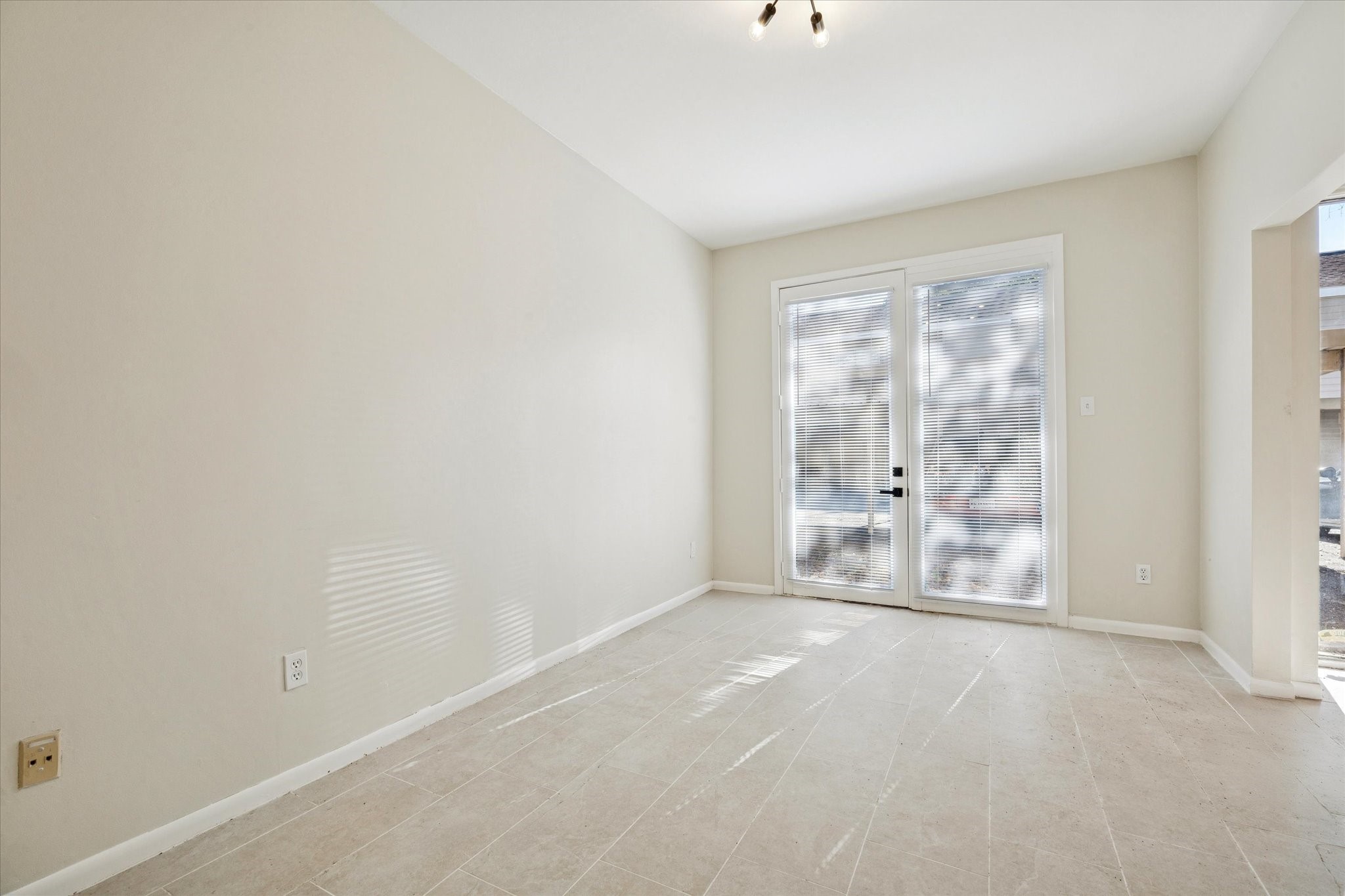 2100 Tanglewilde Street, Unit 195 Houston, TX 77063 - Photo 13 of 34 a view of an empty room with a window
