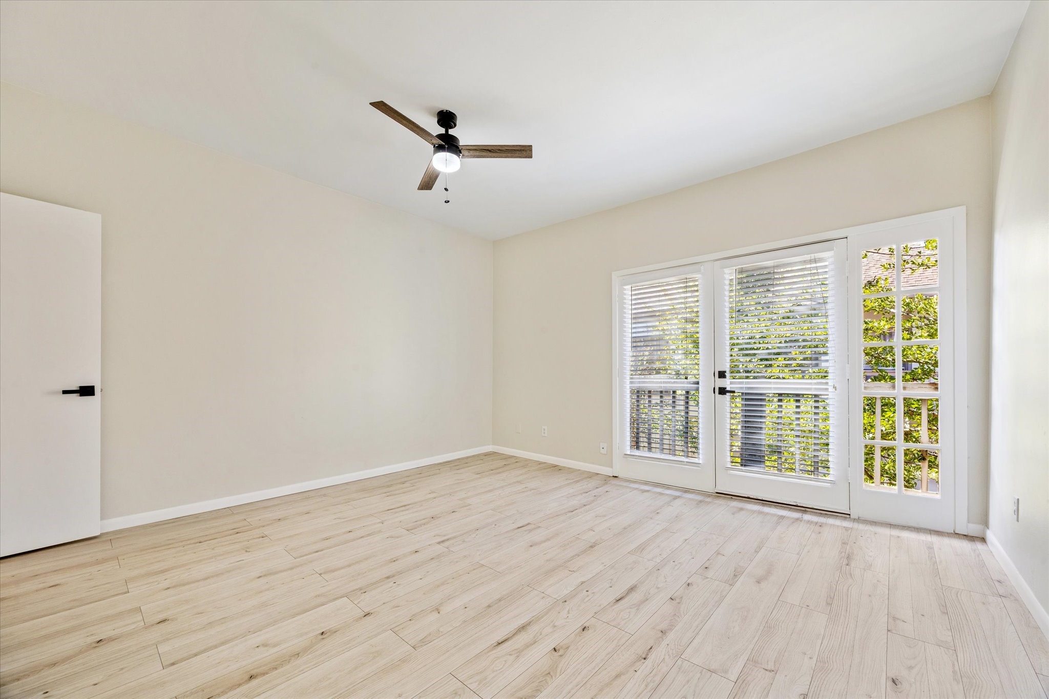 2100 Tanglewilde Street, Unit 195 Houston, TX 77063 - Photo 21 of 34 a view of an empty room with a window and wooden floor