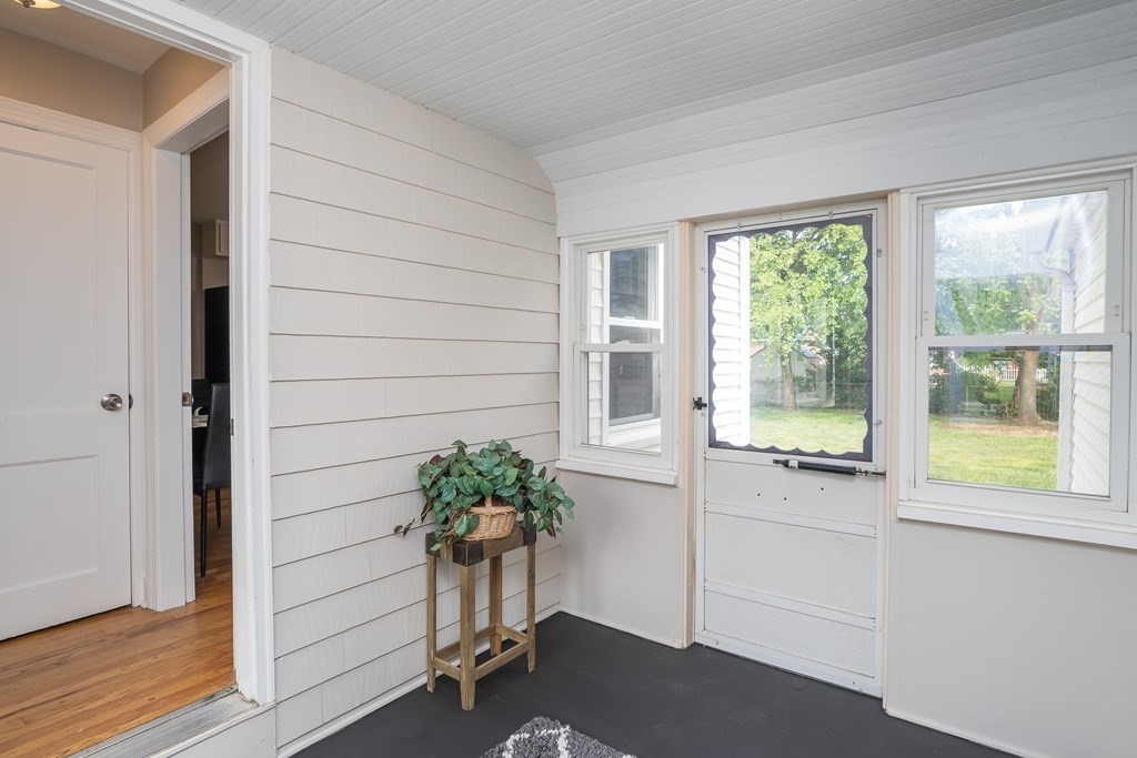 185 Pasco Road Springfield, MA 01151 - Photo 26 of 34 a room with a potted plant
