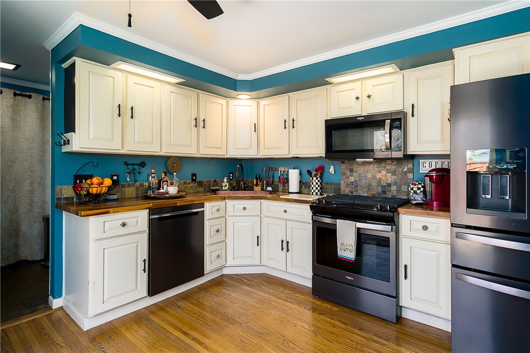 21 Saxony Road Pittsford, NY 14534 - Photo 14 of 42