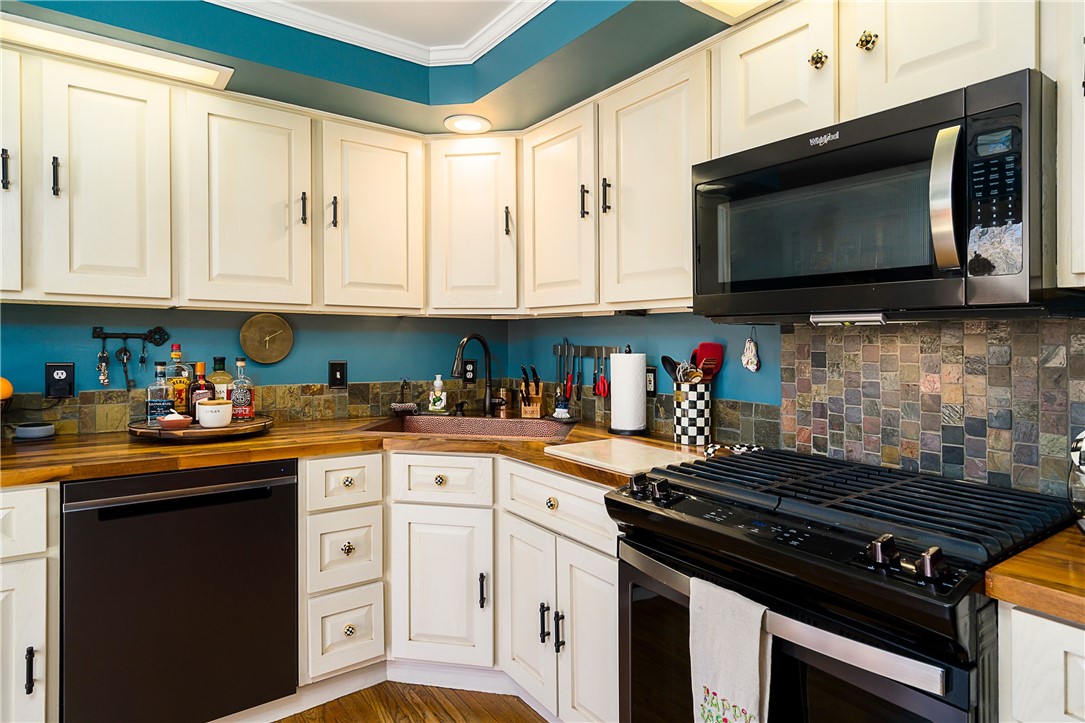 21 Saxony Road Pittsford, NY 14534 - Photo 15 of 42