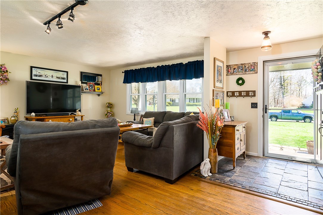 21 Saxony Road Pittsford, NY 14534 - Photo 5 of 42