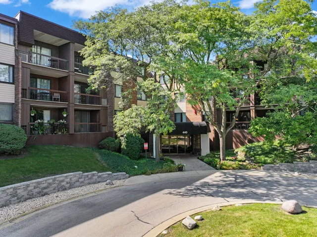 $255,000 | 440 Raintree Court, Unit 1M, Glen Ellyn, IL 60137