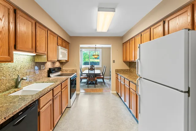 $255,000 | 440 Raintree Court, Unit 1M, Glen Ellyn, IL 60137