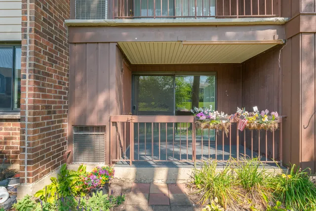 $255,000 | 440 Raintree Court, Unit 1M, Glen Ellyn, IL 60137