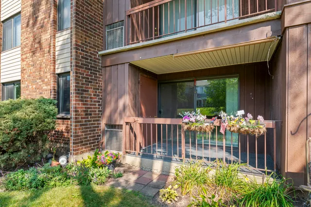 $255,000 | 440 Raintree Court, Unit 1M, Glen Ellyn, IL 60137