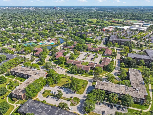 $255,000 | 440 Raintree Court, Unit 1M, Glen Ellyn, IL 60137