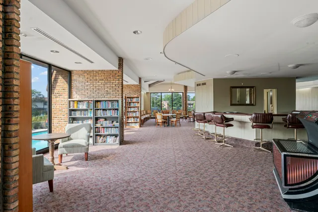 $255,000 | 440 Raintree Court, Unit 1M, Glen Ellyn, IL 60137