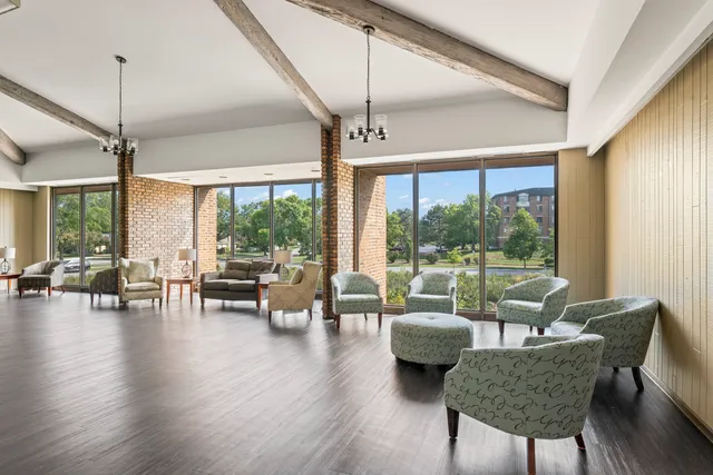 $255,000 | 440 Raintree Court, Unit 1M, Glen Ellyn, IL 60137