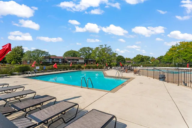 $255,000 | 440 Raintree Court, Unit 1M, Glen Ellyn, IL 60137