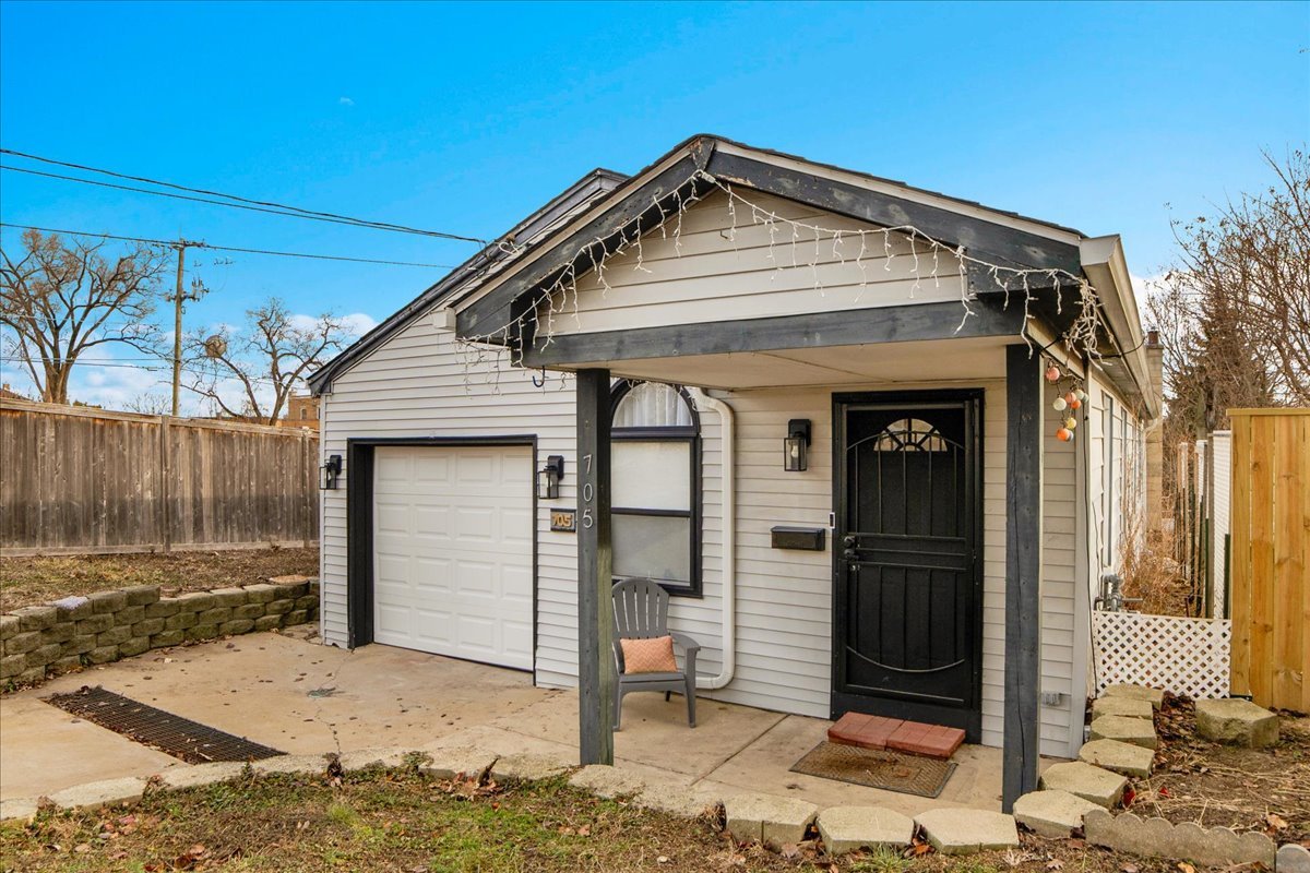 705 State Street Lemont, IL 60439 - Photo 2 of 31 a front view of a house