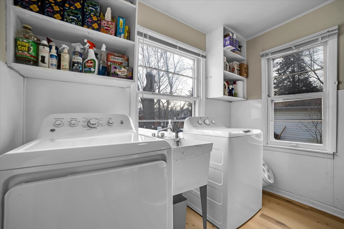 705 State Street Lemont, IL 60439 - Photo 29 of 31 a view of washer and dryer with bathtub in a room