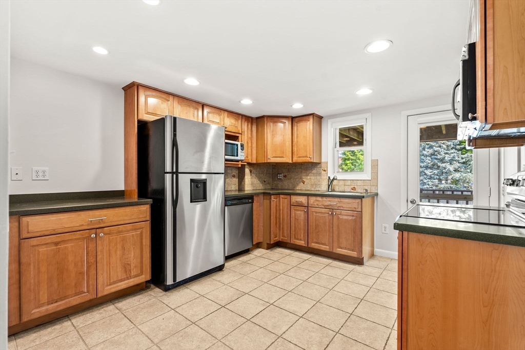 121 R Elm Street, Unit 2 Marblehead, MA 01945 - Photo 8 of 25