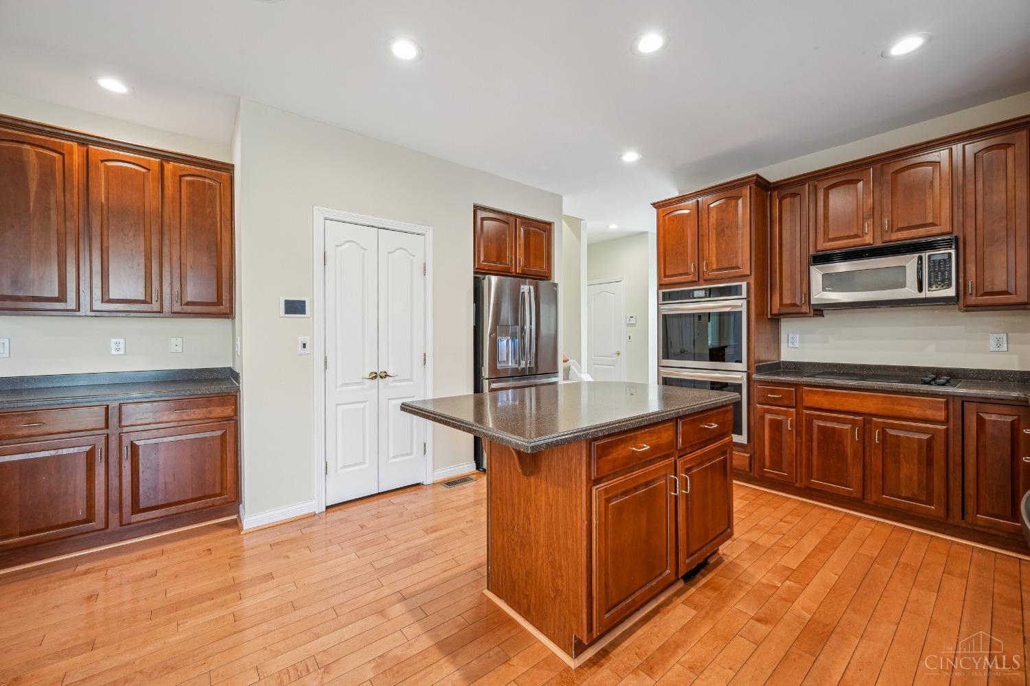 6422 Werk Road Cincinnati, OH 45248 - Photo 11 of 36