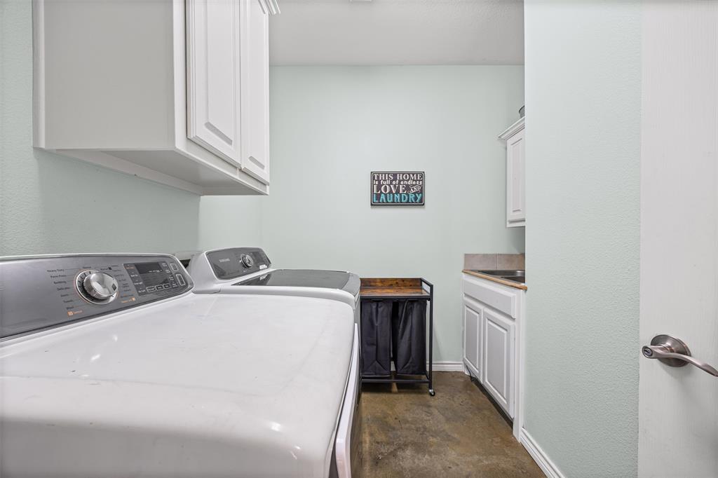 905 Royse Ridge Road Ennis, TX 75119 - Photo 25 of 38 a utility room with dryer and washer