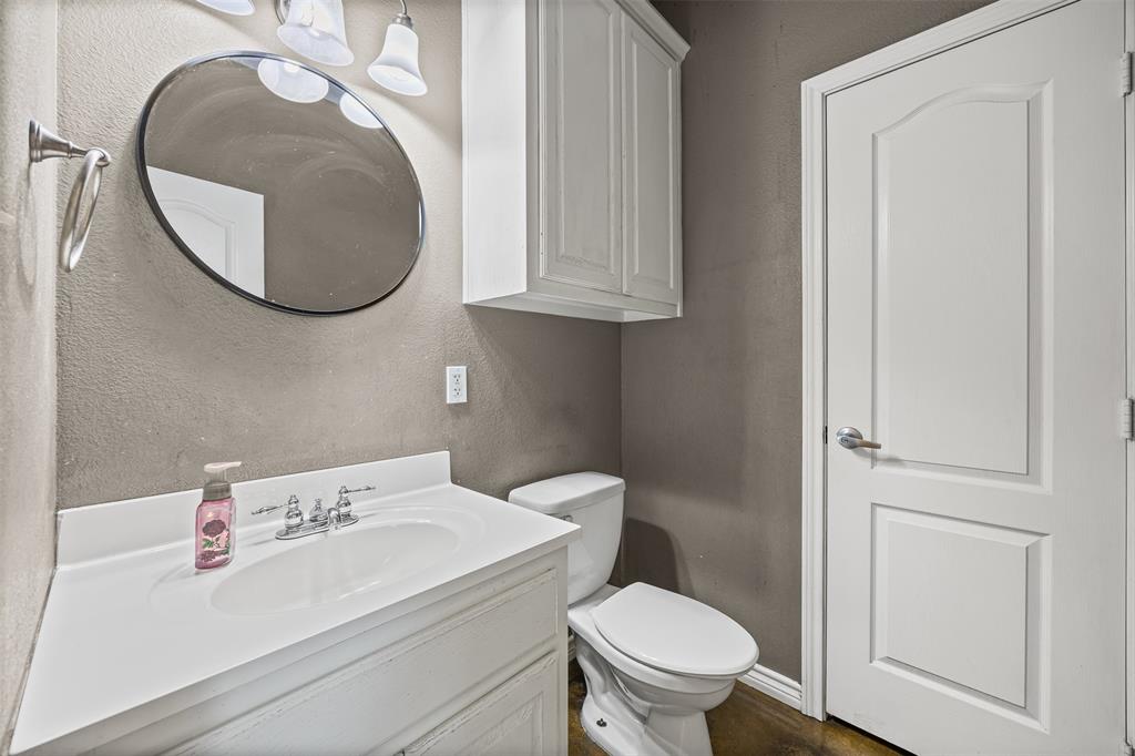 905 Royse Ridge Road Ennis, TX 75119 - Photo 26 of 38 a bathroom with a sink and a mirror