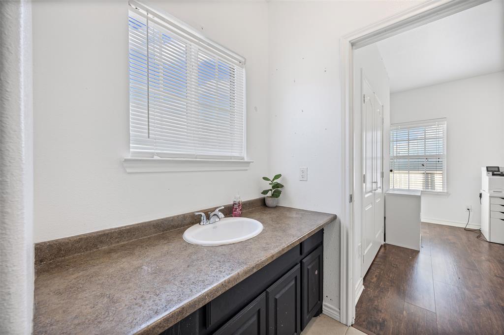 905 Royse Ridge Road Ennis, TX 75119 - Photo 28 of 38 a bathroom with a sink granite and a mirror