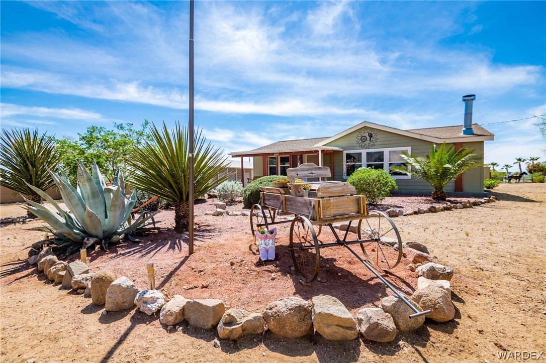 3285 Kelvin Road Golden Valley, AZ 86413 - Photo 26 of 43 a view of a chairs and table in the patio
