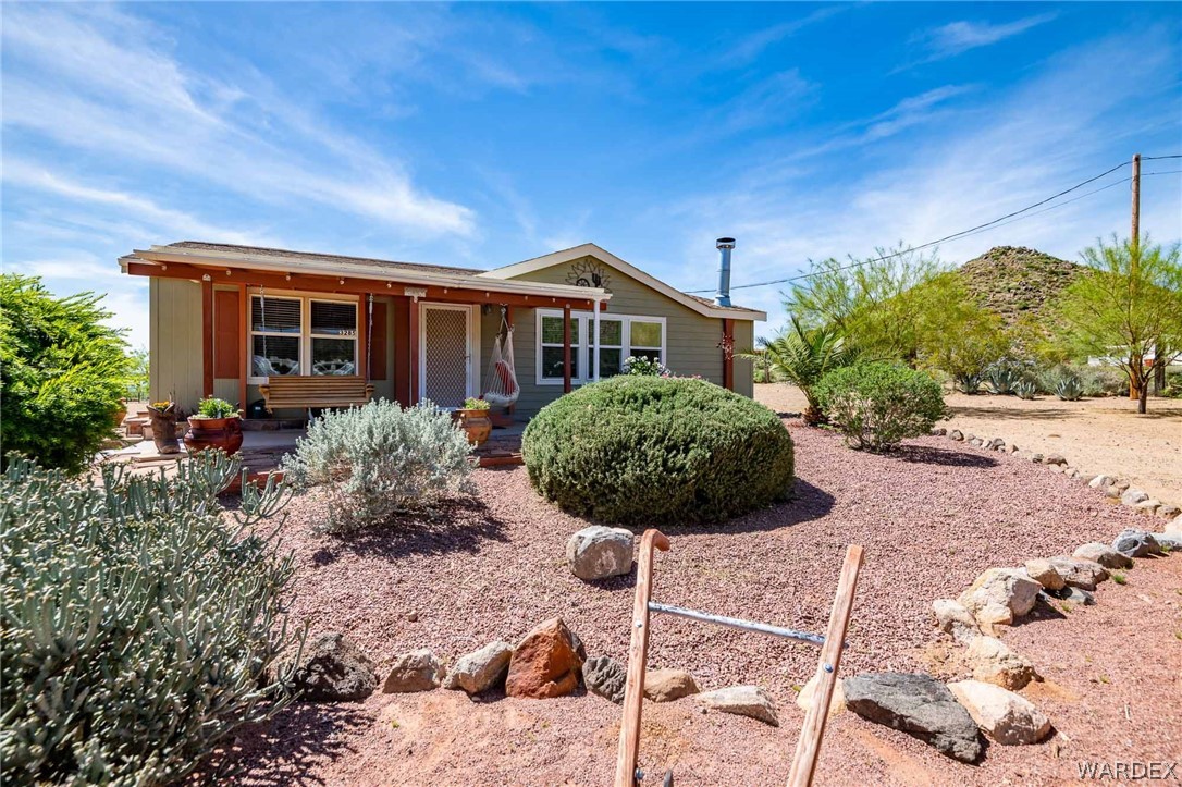 3285 Kelvin Road Golden Valley, AZ 86413 - Photo 27 of 43 a view of a house with backyard and garden