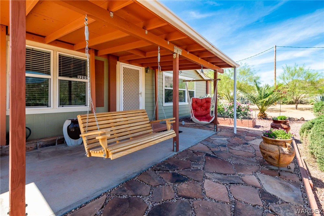 3285 Kelvin Road Golden Valley, AZ 86413 - Photo 29 of 43 a outdoor sitting area with couch and wooden floor
