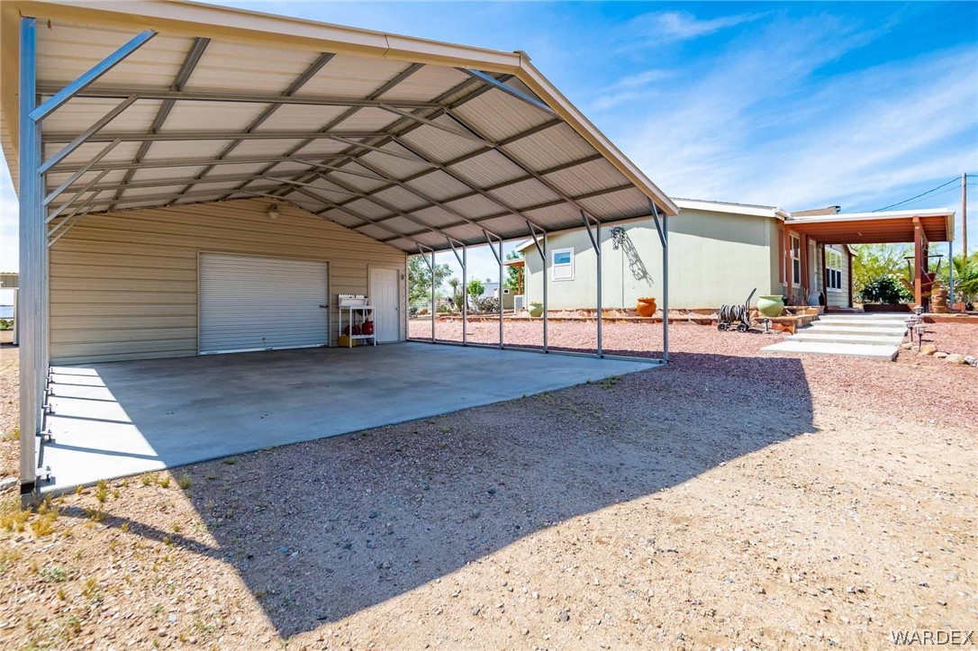 3285 Kelvin Road Golden Valley, AZ 86413 - Photo 31 of 43 a view of a porch
