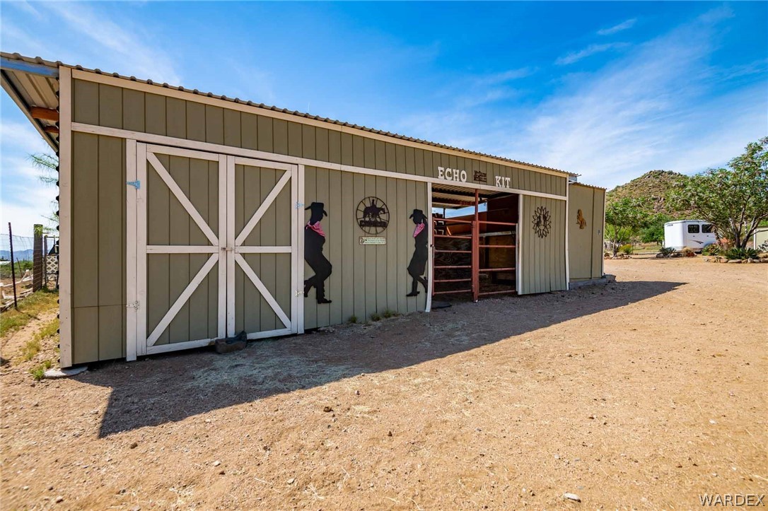 3285 Kelvin Road Golden Valley, AZ 86413 - Photo 4 of 43 a view of a house with wooden floor and a roof