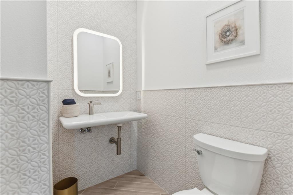 40 Red Oak Circle Buchanan, GA 30113 - Photo 14 of 39 a bathroom with a toilet a sink and mirror