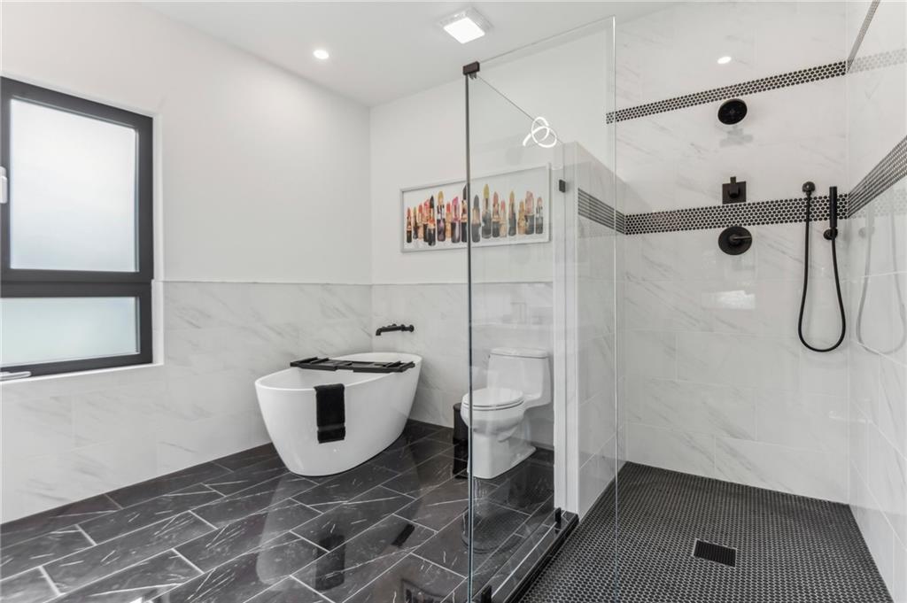 40 Red Oak Circle Buchanan, GA 30113 - Photo 20 of 39 a bathroom with a toilet and a shower