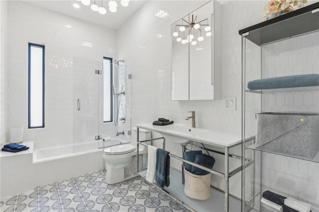 40 Red Oak Circle Buchanan, GA 30113 - Photo 28 of 39 a bathroom with a double vanity sink a toilet a shower and a bathtub