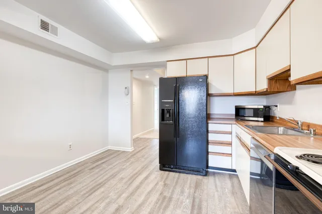 $284,000 | 11 Elphin Court, Unit 301, Lutherville-Timonium, MD 21093