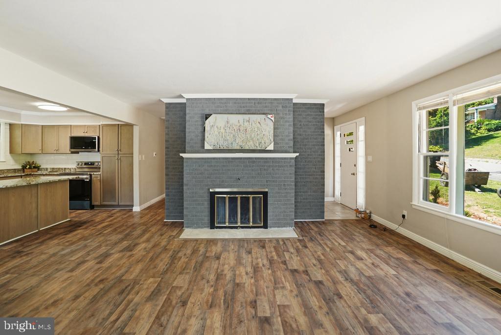 309 Cedar Ridge Drive Oxon Hill, MD 20745 - Photo 14 of 45 Spacious living area with modern charm.