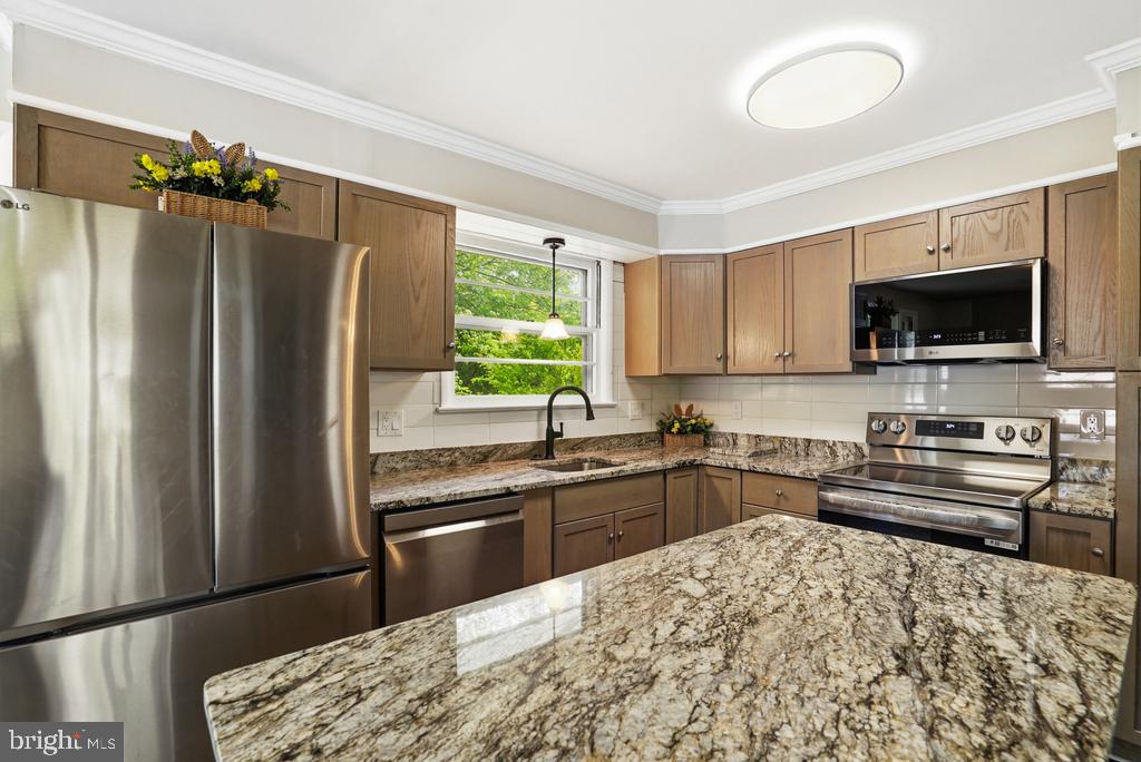 309 Cedar Ridge Drive Oxon Hill, MD 20745 - Photo 26 of 45 Modern kitchen with elegant finishes.