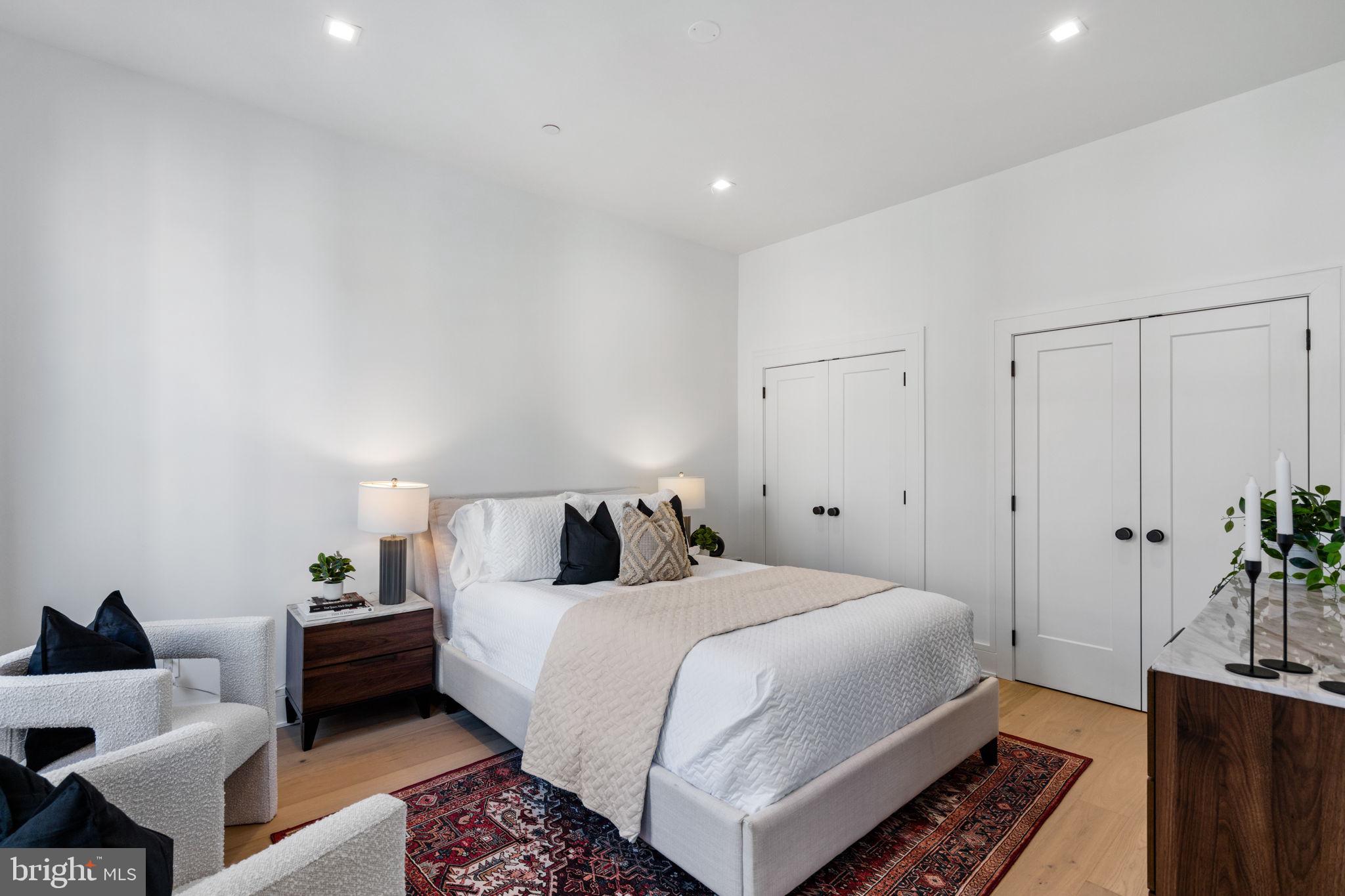 254 North 2nd Street Philadelphia, PA 19106 - Photo 33 of 63 a bedroom with a bed and a couch