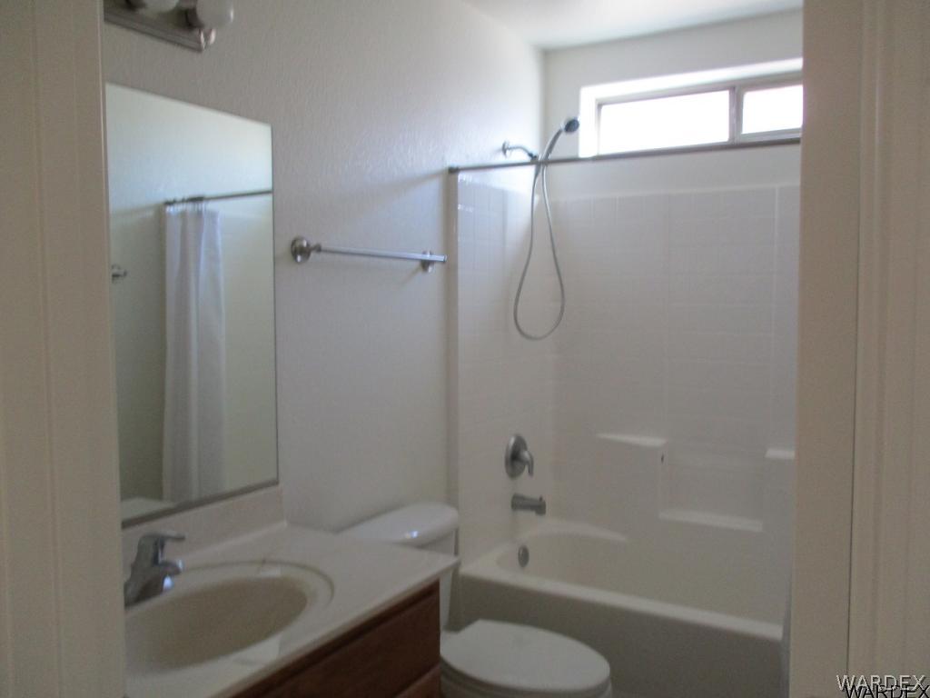 4255 East Cane Ranch Road Kingman, AZ 86401 - Photo 14 of 27 Guest bathroom