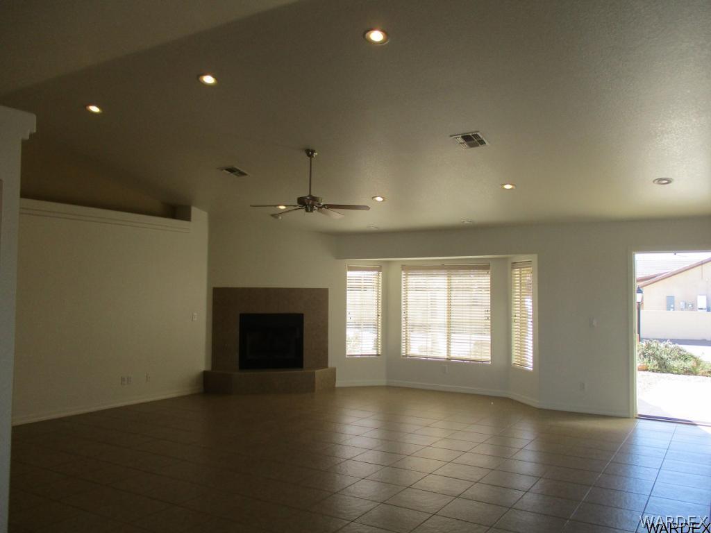 4255 East Cane Ranch Road Kingman, AZ 86401 - Photo 5 of 27 Living room wfireplace