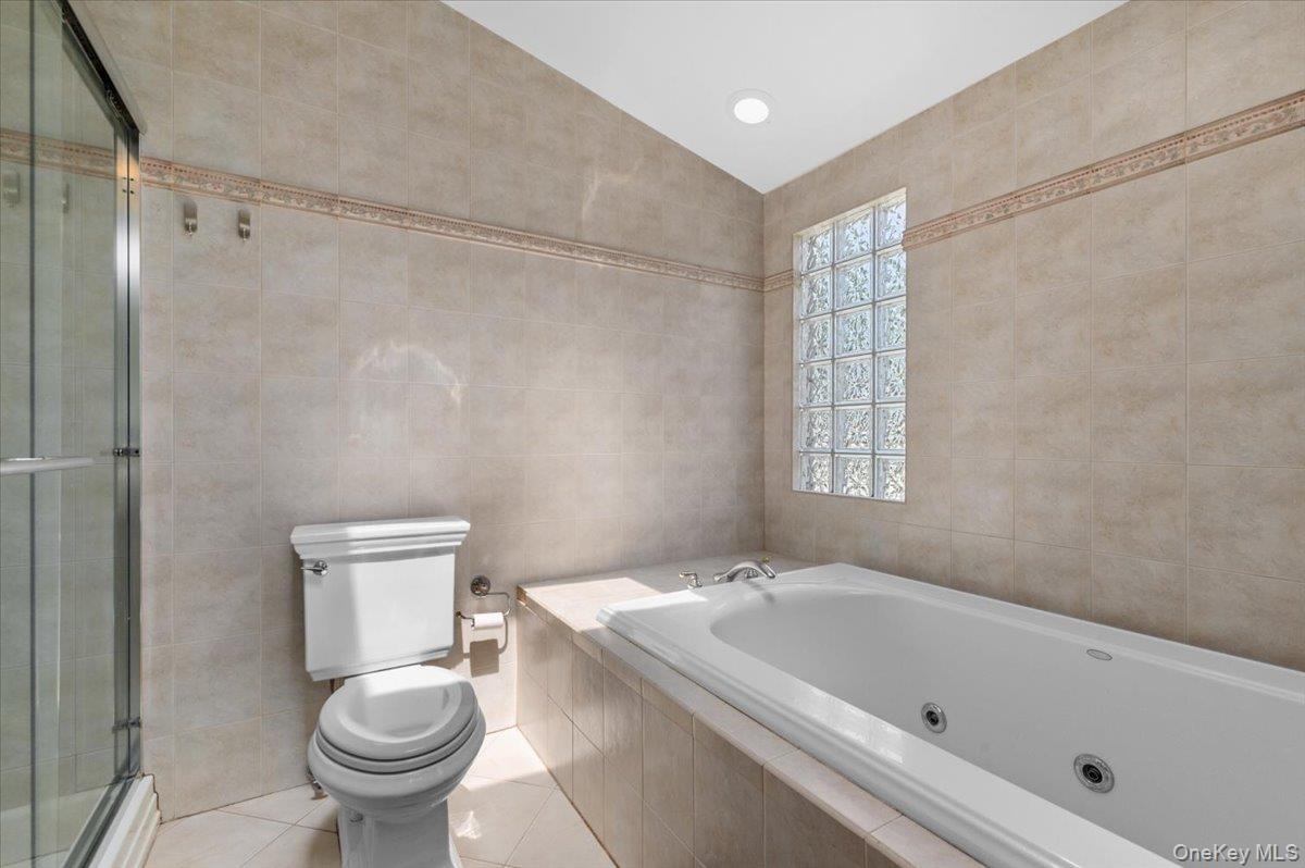 37 Sylvia Road Plainview, NY 11803 - Photo 25 of 44