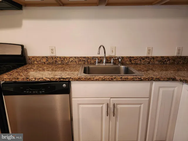 a close view of a granite counter top