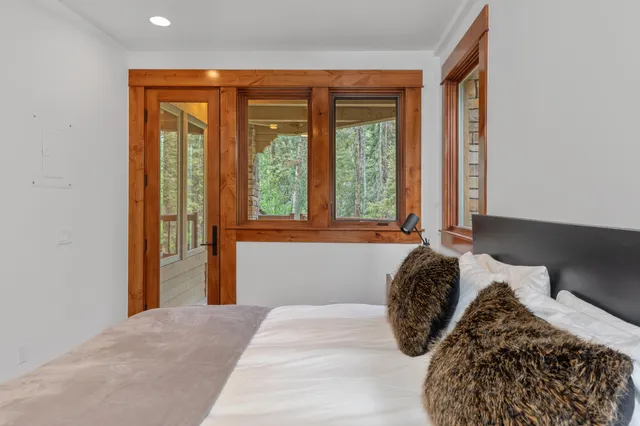 a en suite bathroom with sink and mirror