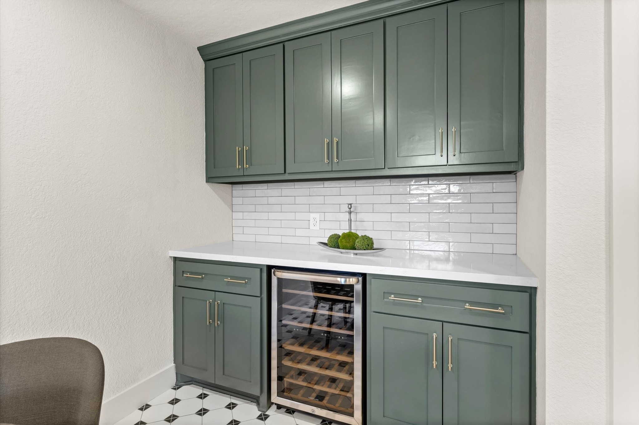 3725 Griggs Road Houston, TX 77021 - Photo 9 of 37 Just off the kitchen this additional space can be used as a coffee corner, butler's pantry or dry bar.
