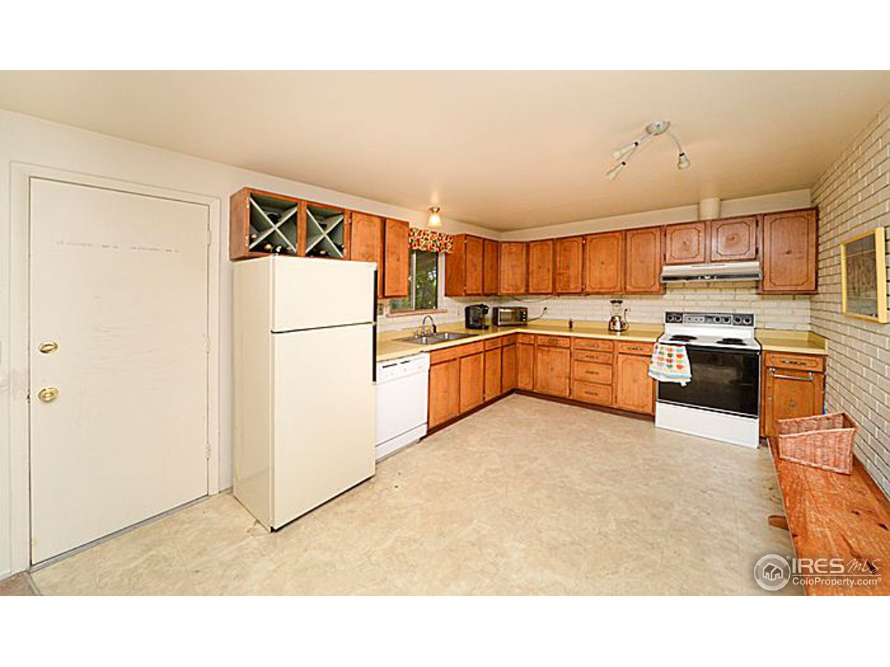 7785 Monarch Road Niwot, CO 80503 - Photo 7 of 25 Large Country Kitchen
