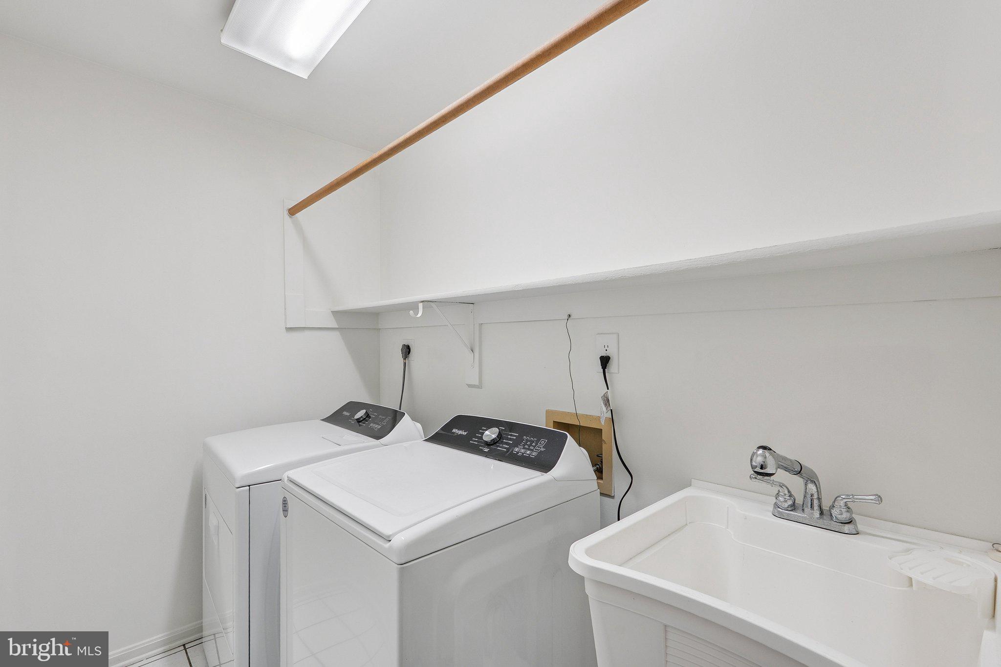 15056 Brown Post Lane Centreville, VA 20121 - Photo 19 of 45 a utility room with dryer and washer