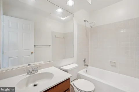 $922,000 | 15056 Brown Post Lane, Centreville, VA 20121