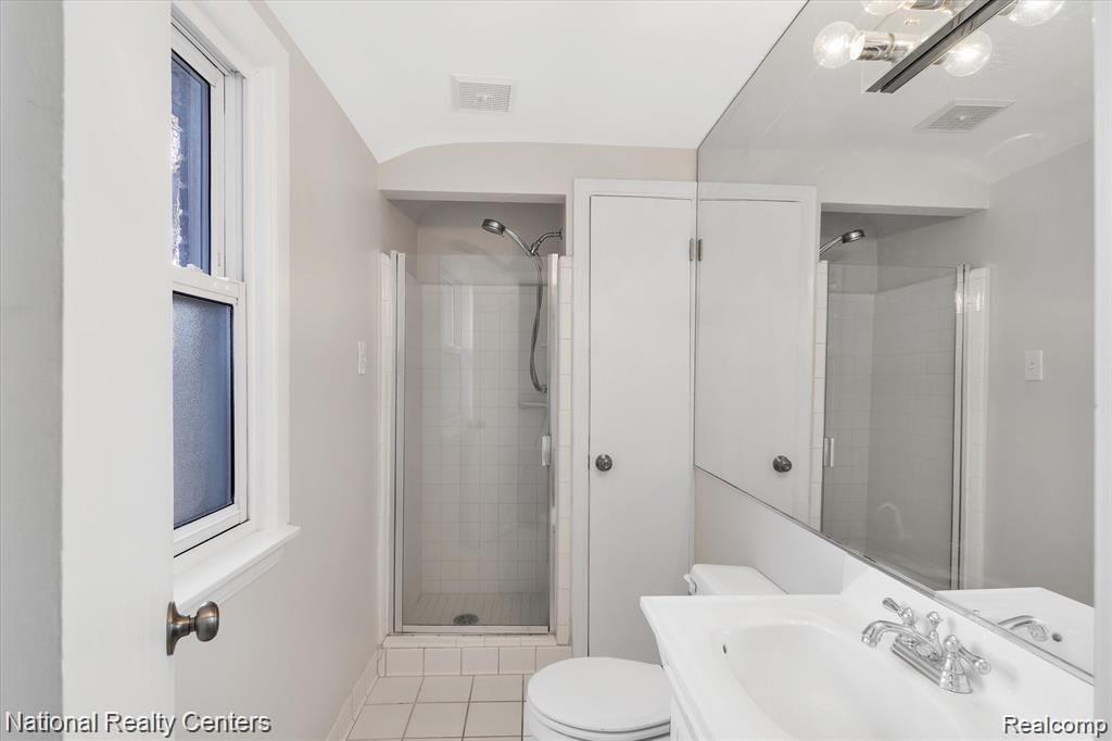 1798 Oxford Road Grosse Pointe, MI 48236 - Photo 25 of 35 26-1798-Oxford-Rd-WindowStill-Real-Estate-Photography-26.jpg