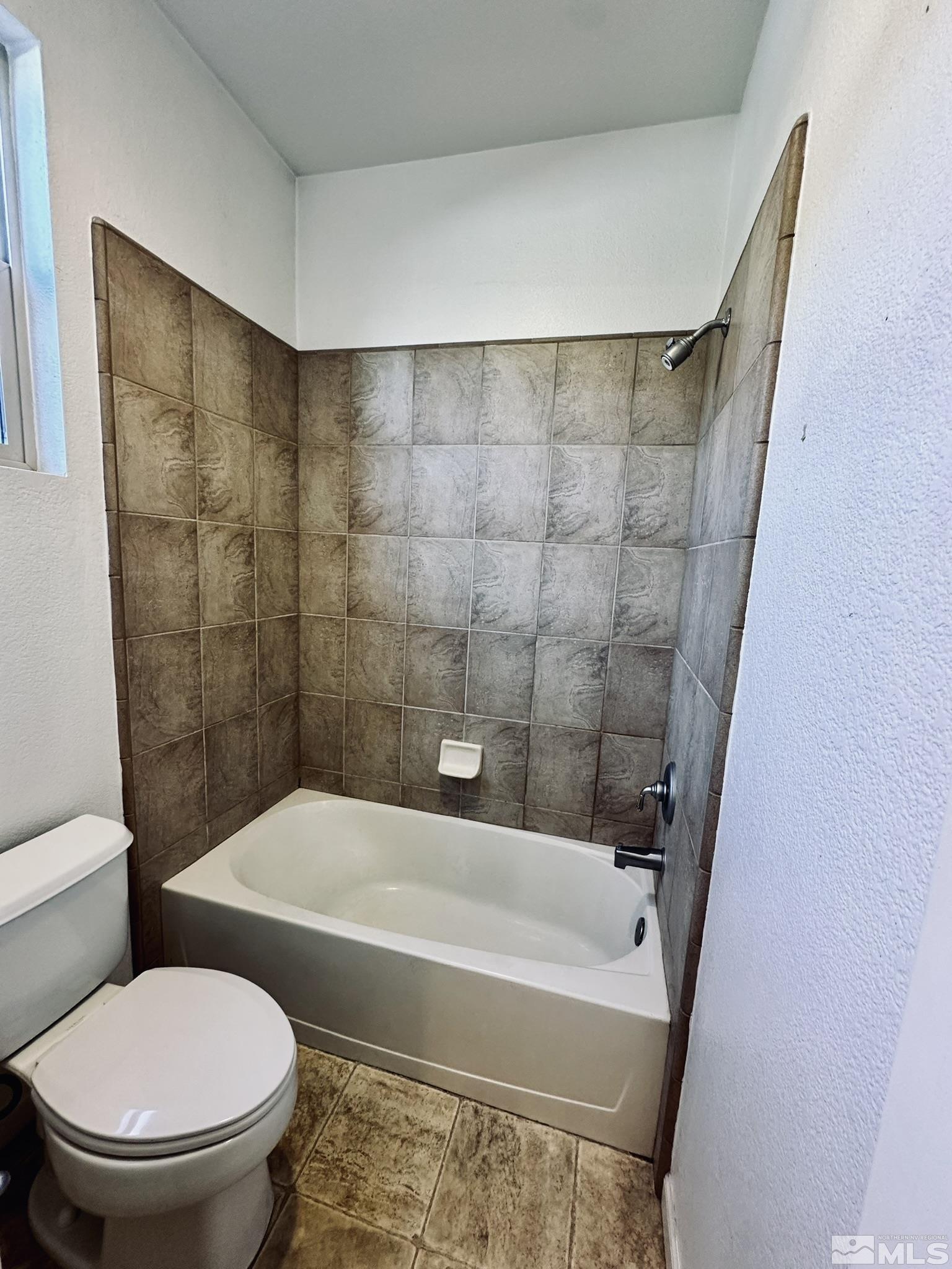 491 Oldenburg Drive Reno, NV 89521 - Photo 28 of 36 a bathroom with a toilet and a bathtub