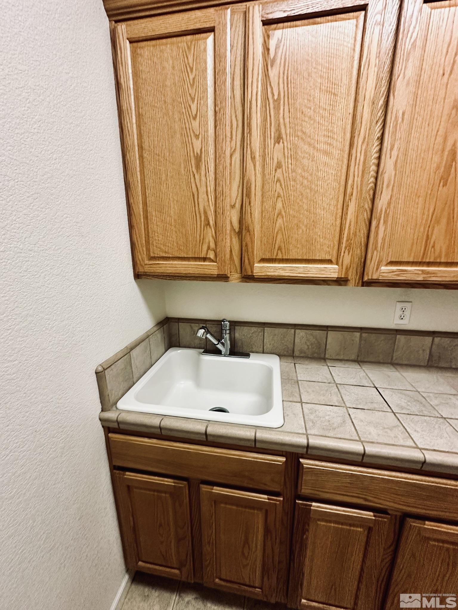 491 Oldenburg Drive Reno, NV 89521 - Photo 33 of 36 a bathroom with a sink and a window