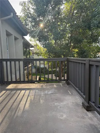a view of entryway with a yard
